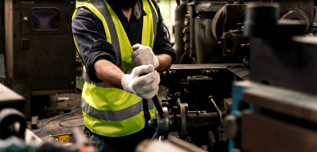 concept d usine industrielle technicien en ingenierie ou ouvrier operant et entretenant des machines